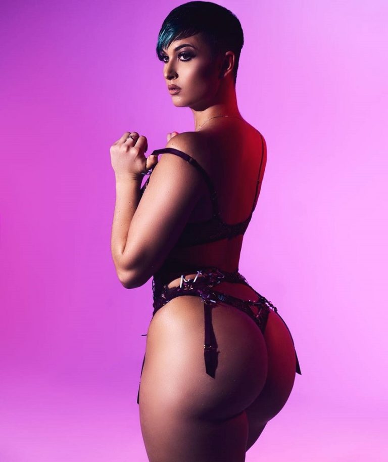 Zahra Elise showing off her curvy glutes in a glamour modeling photo shoot.