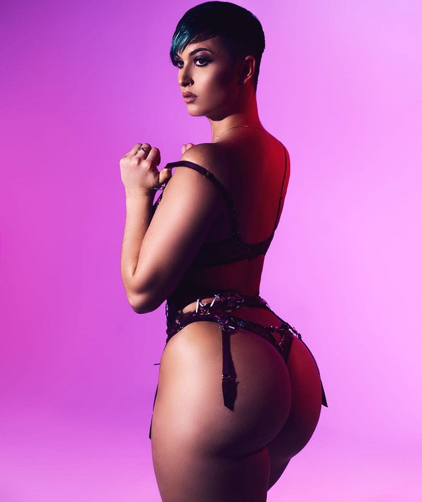 Zahra Elise showing off her curvy glutes in a glamour modeling photo shoot