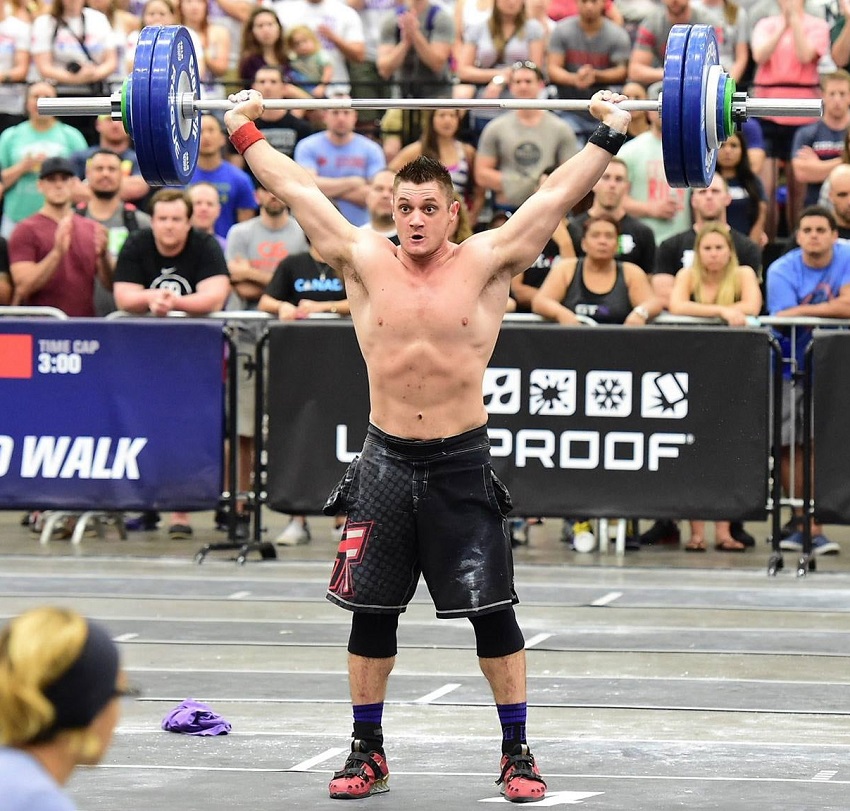 Travis Williams doing an overhead press during a CrossFit competition