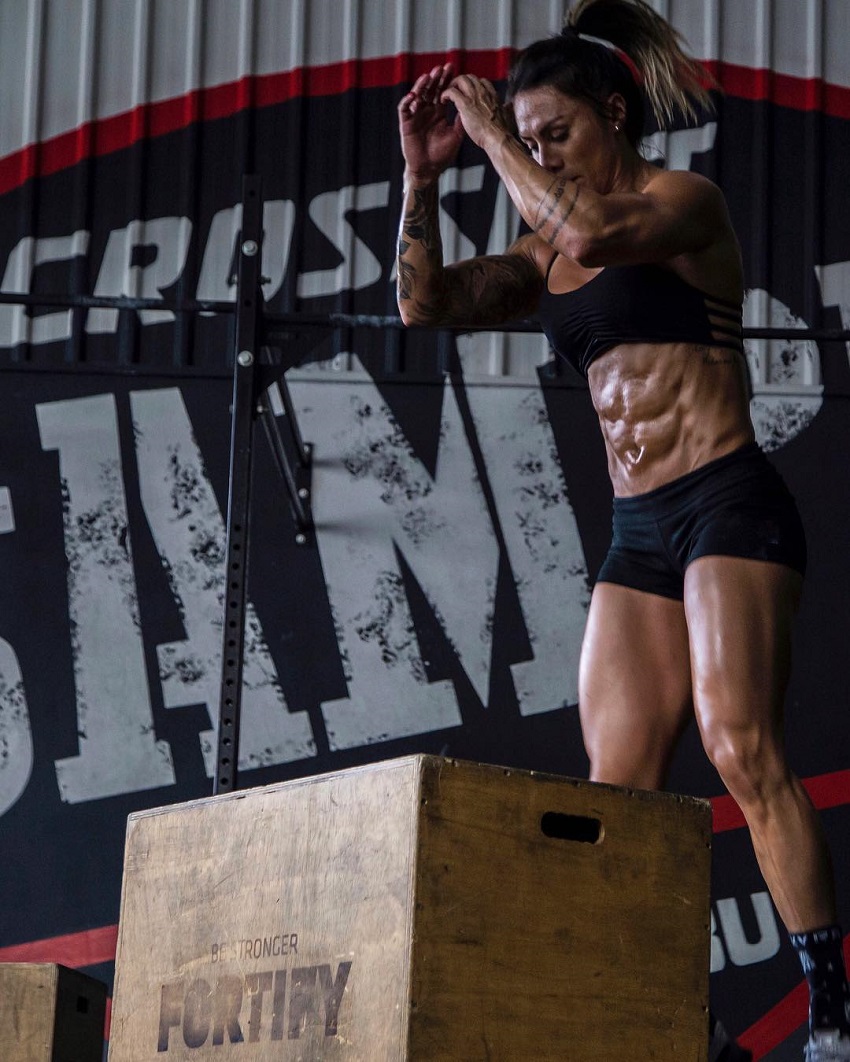 Carolinne Hobo doing jumping boxes exercise looking ripped and toned