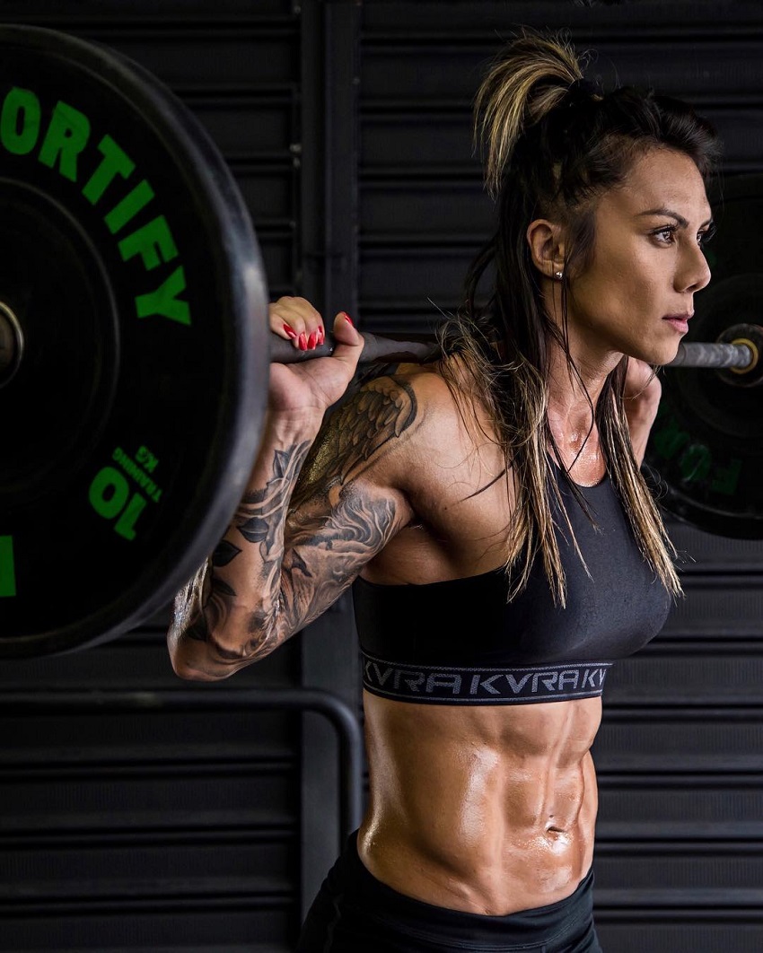 Carolinne Hobo preparing to do heavy squats, looking lean and fit