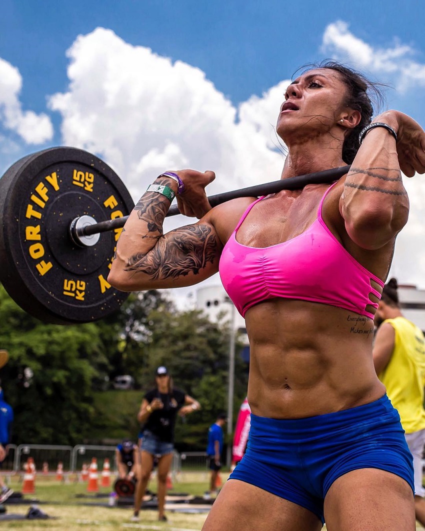 Carolinne Hobo doing the overhead press during a CrossFit competition