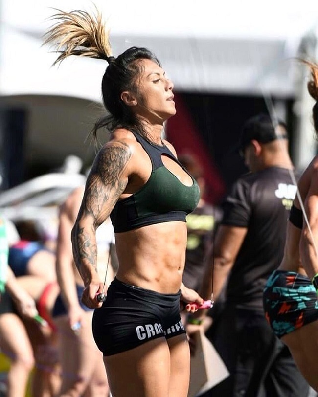 Carolinne Hobo doing jumping ropes during a CrossFit event