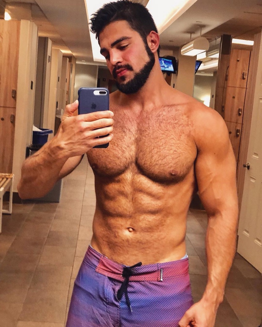 Jefferson Ferreira taking a selfie of his ripped physique