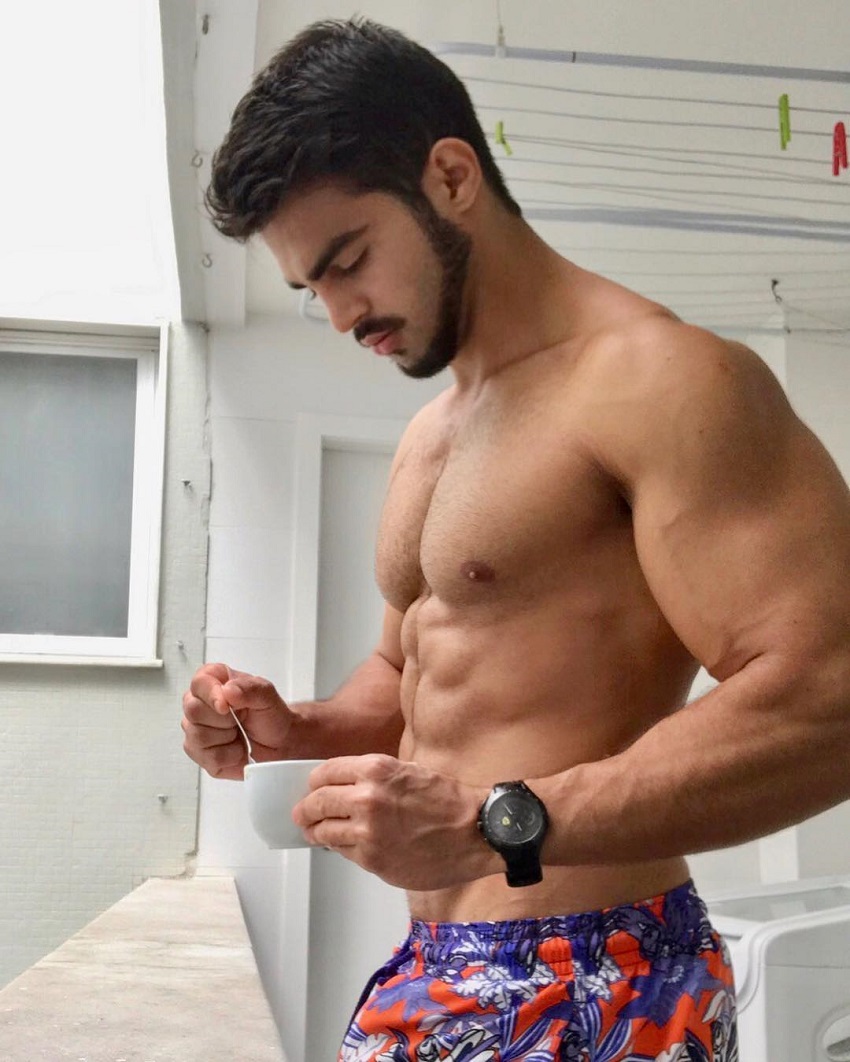 Jefferson Ferreira posing in a picture showcasing his ripped abs