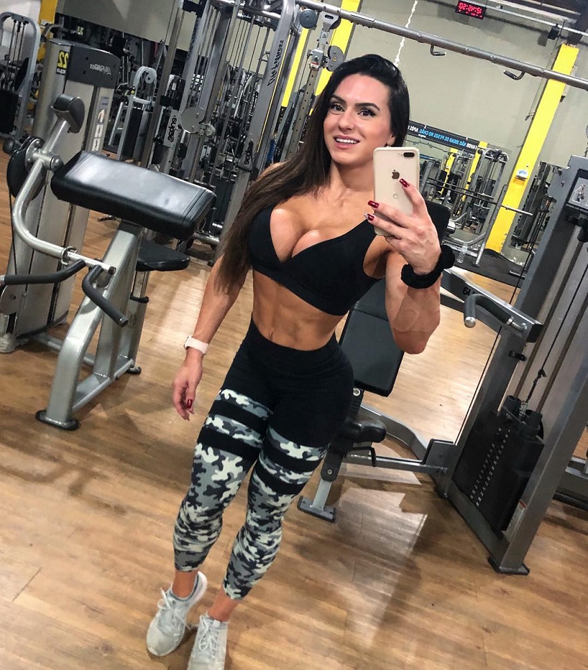 Karen Ranocchia Brandao taking a selfie of her awesome physique in the gym