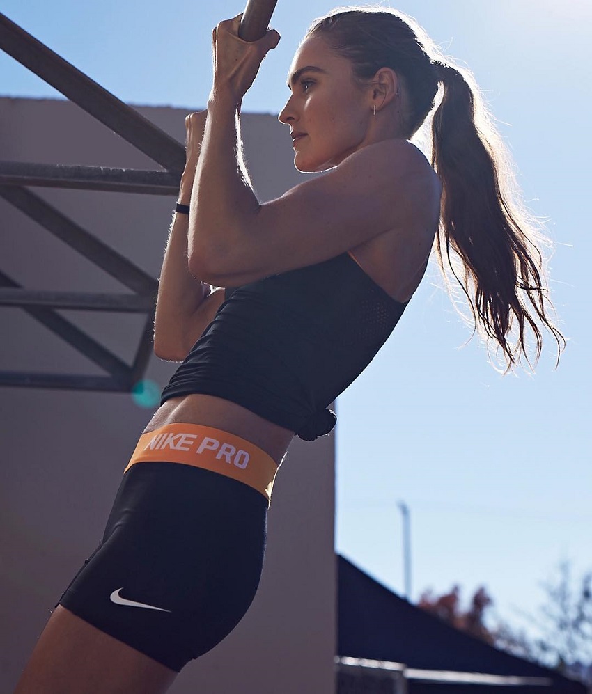 Kirsty Godso doing pull ups in her sportswear looking fit and toned