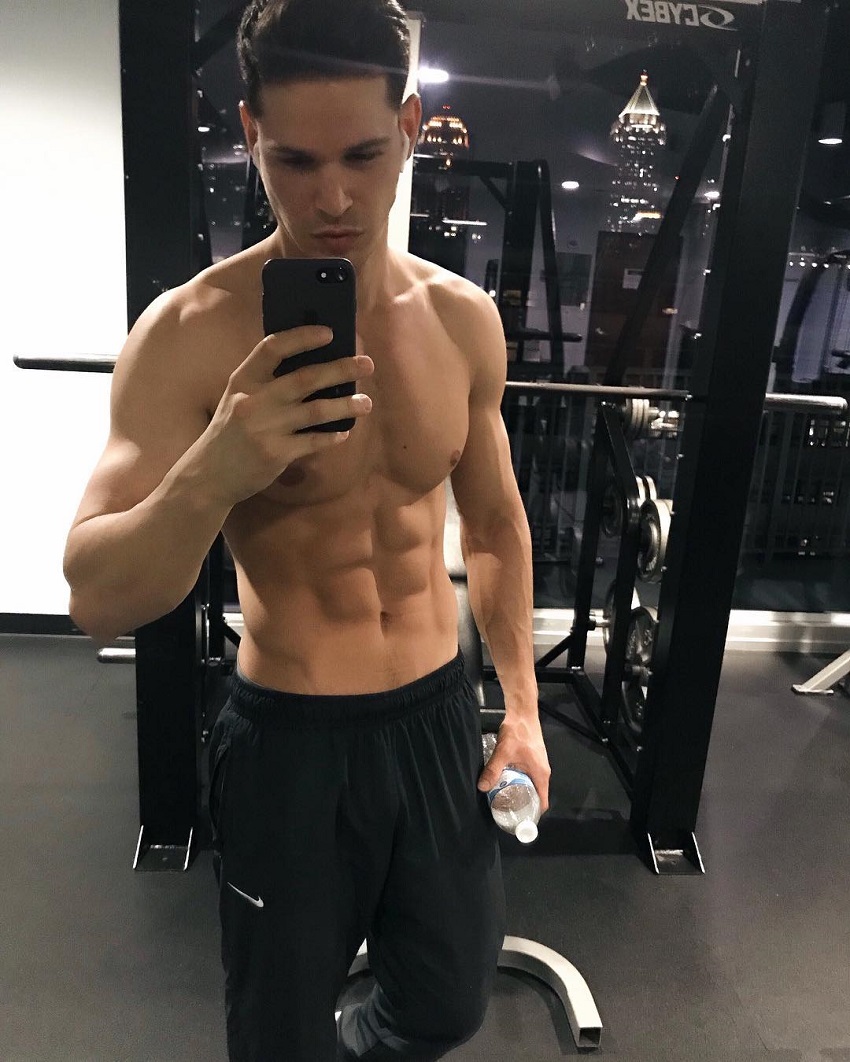 Andrea Moscon taking a selfie of his ripped physique in the gym