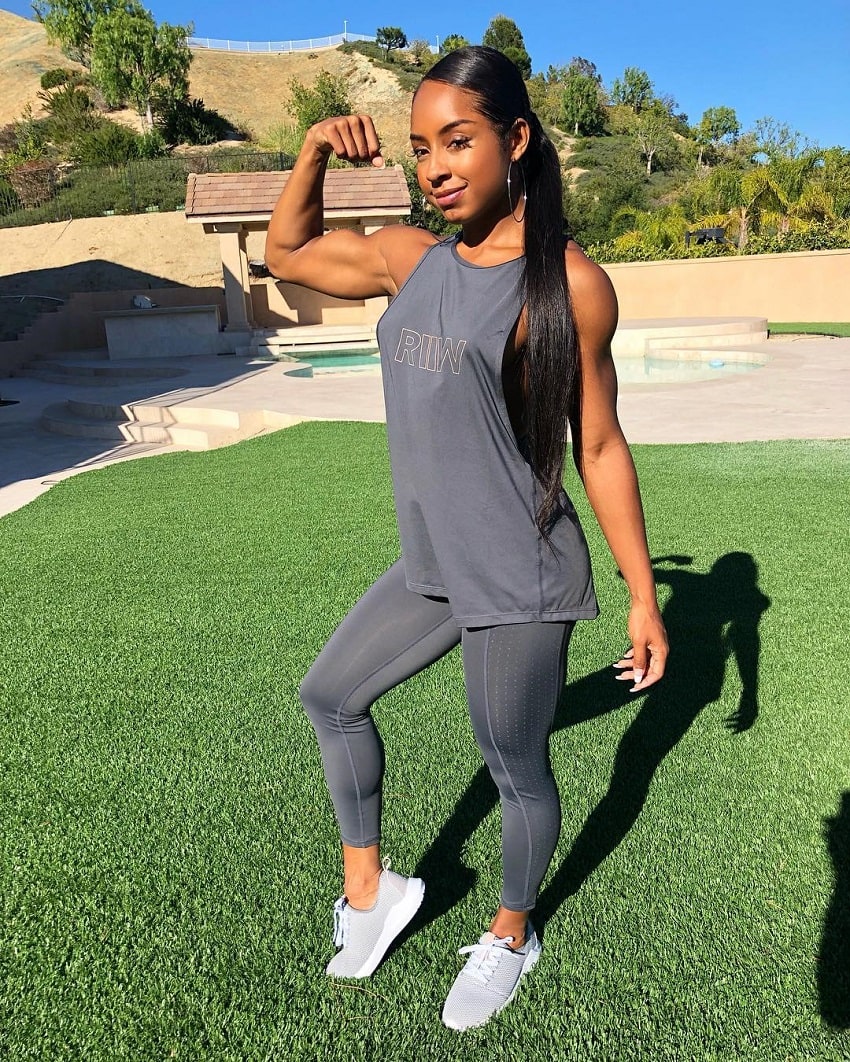 Qimmah Russo flexing her aesthetic biceps for a picture