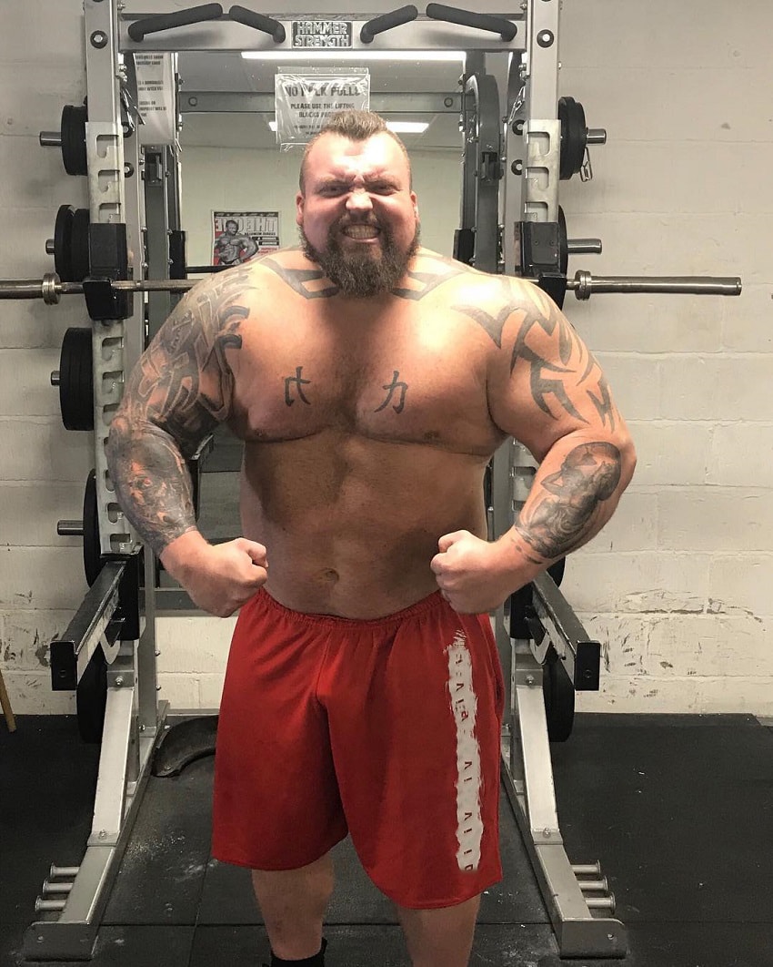 Eddie Hall flexing his muscles for the photo