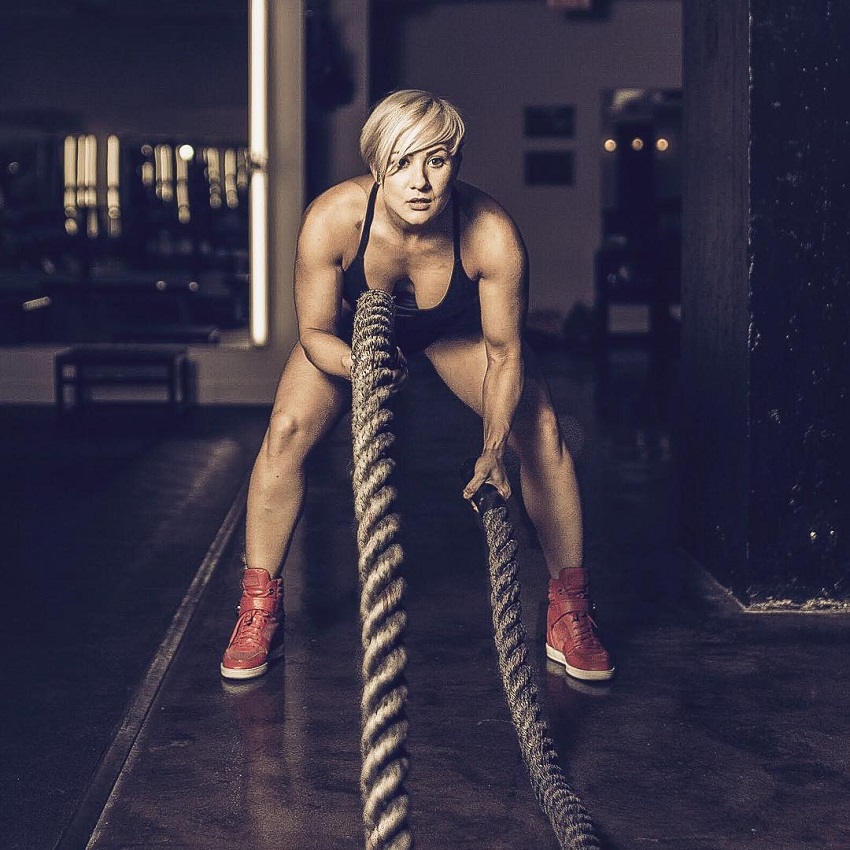 Elena Soboleva doing battle ropes