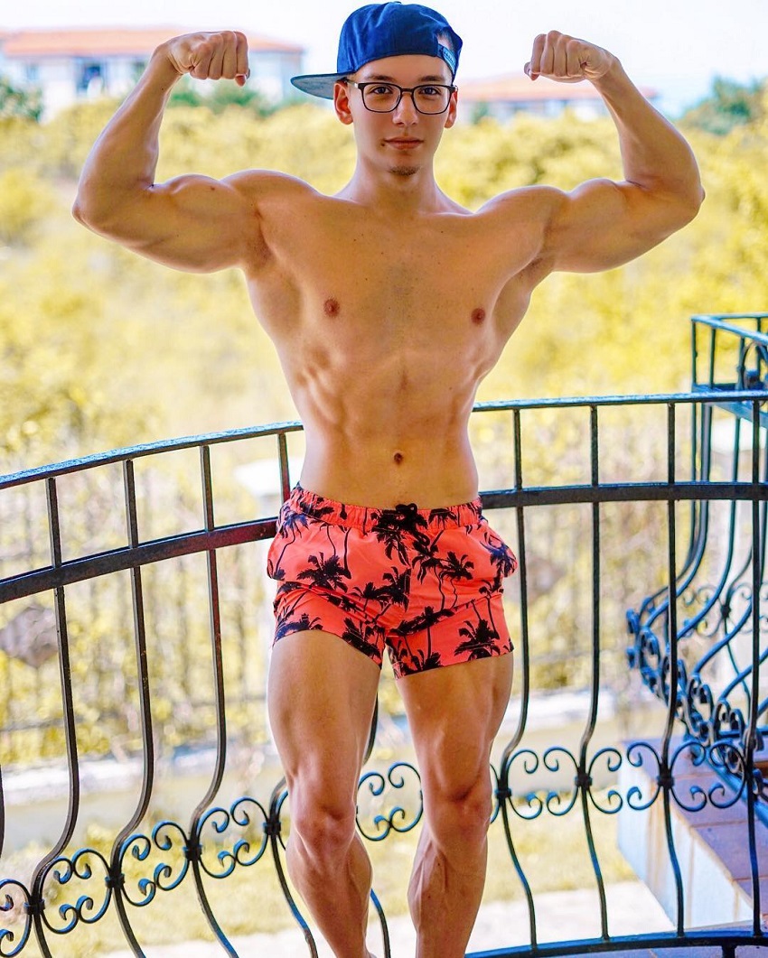 Radoslav Raychev flexing his biceps for a photo