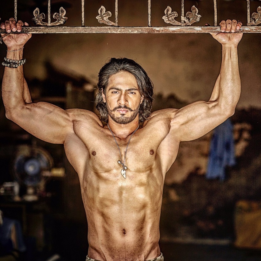 Thakur Anoop Singh posing shirtless looking ripped and strong