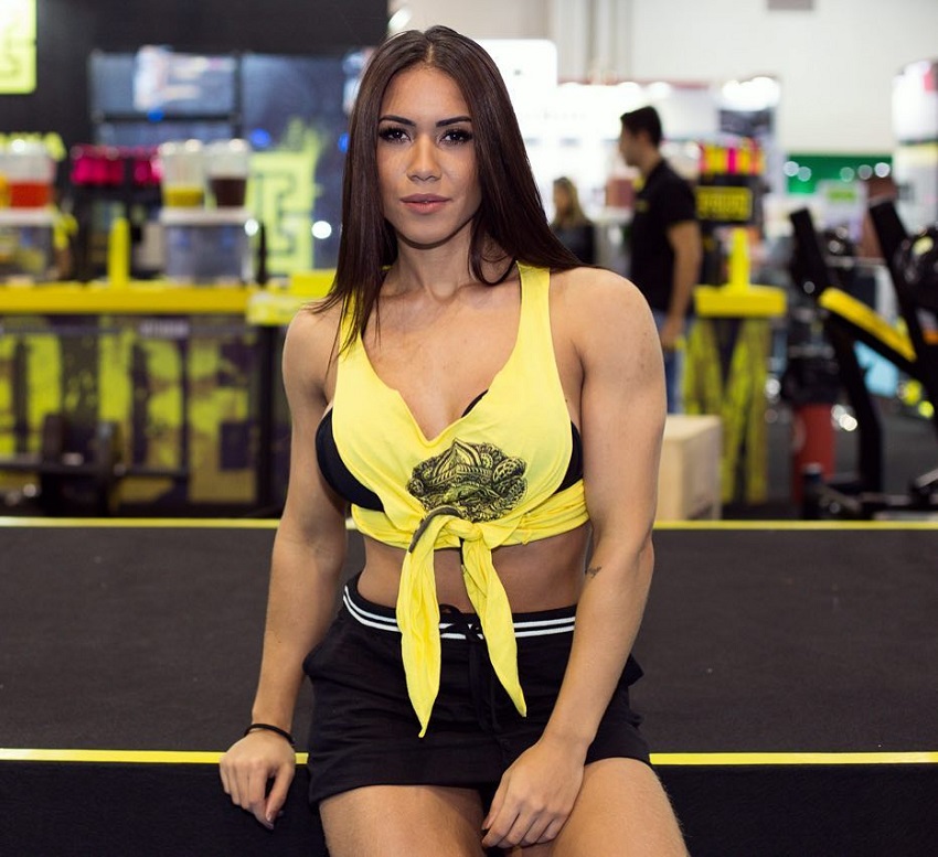 Andressa Gil posing in a supplement shop looking fit and lean