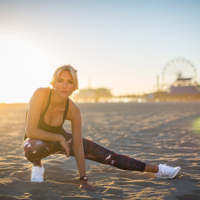 Faya Nilsson stretching on the beach