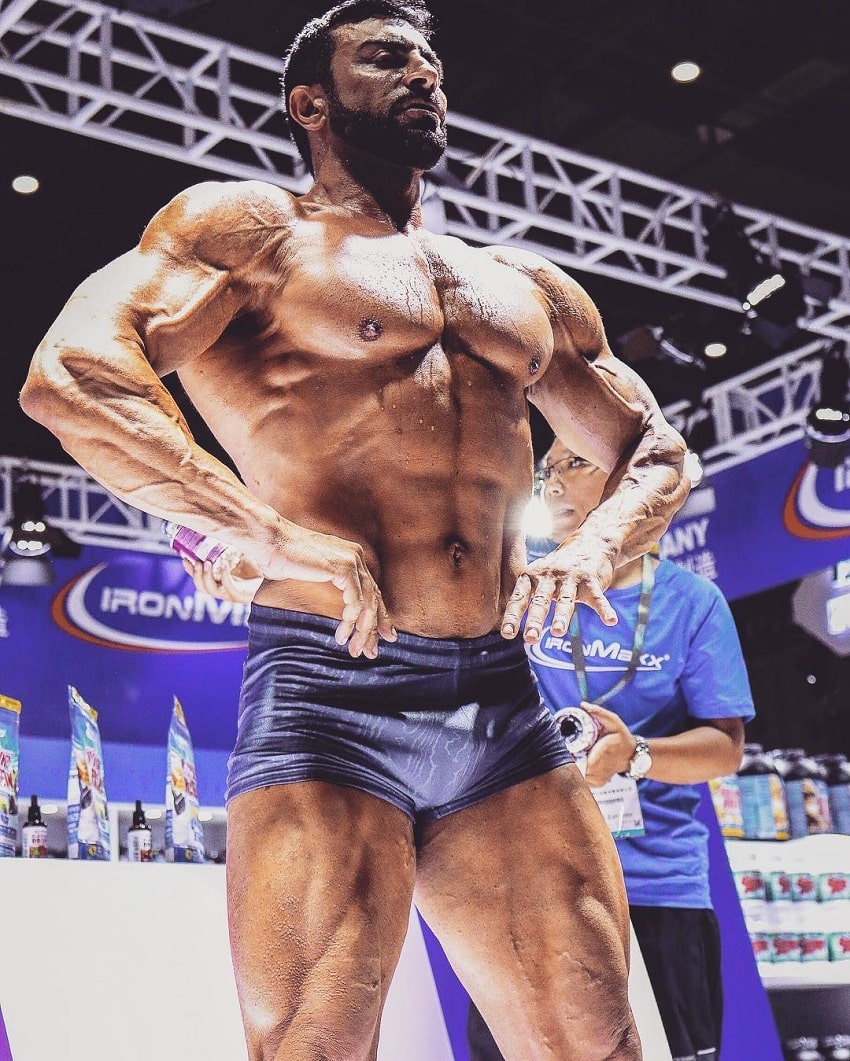 Murat Demir looking ripped and vascular during a bodybuilding cnotest