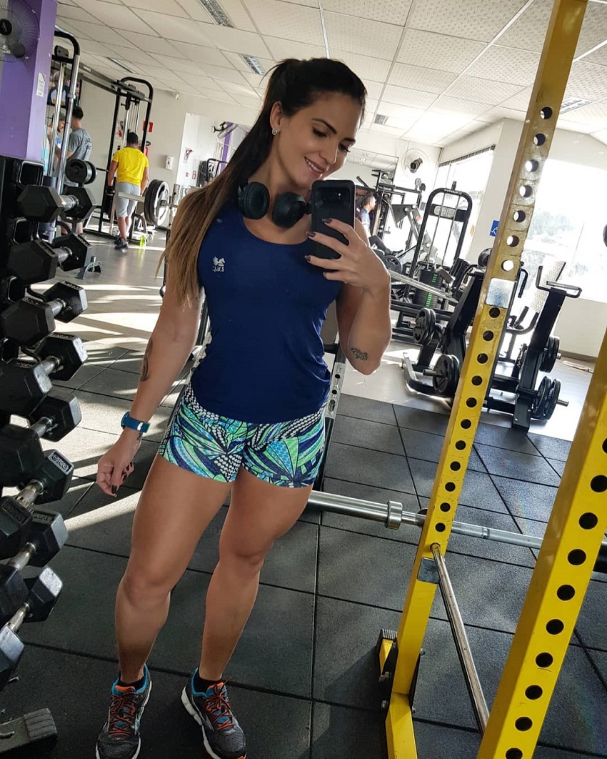 Sol Meneghini taking a picture of herself in a gym