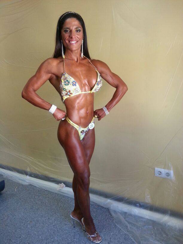 Sonia Amat Sánchez showing off her tanned and contest-ready physique