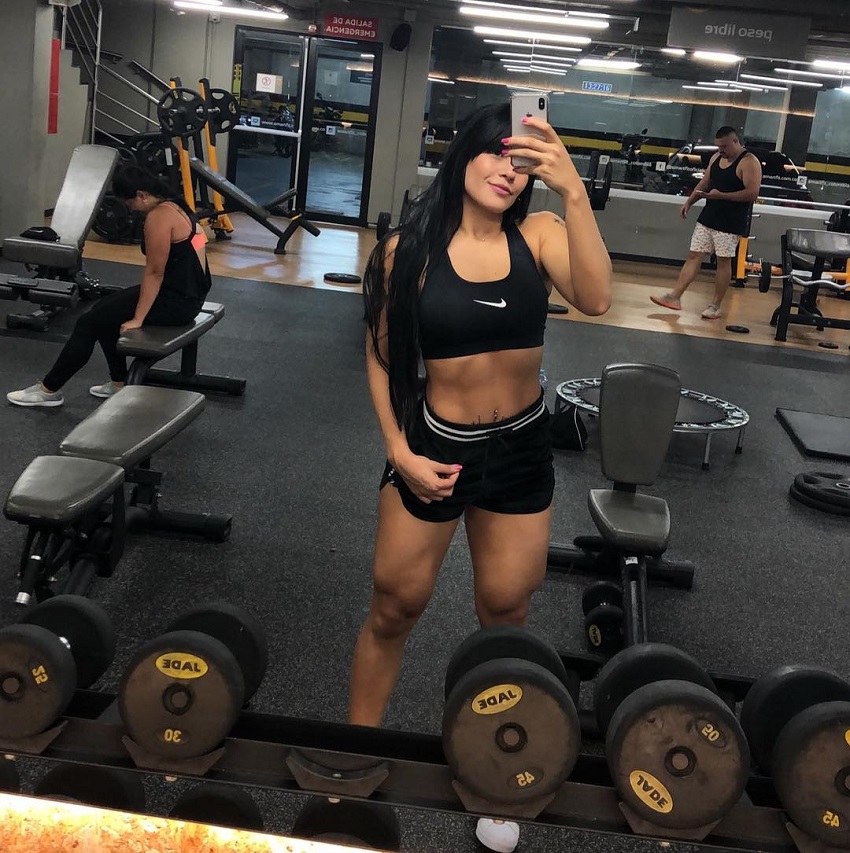 Yasmin Castrillon taking a selfie of her amazing physique in a gym
