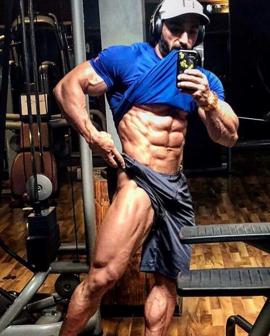 Abtin Shekarabi taking a selfie of his ripped physique in the gym