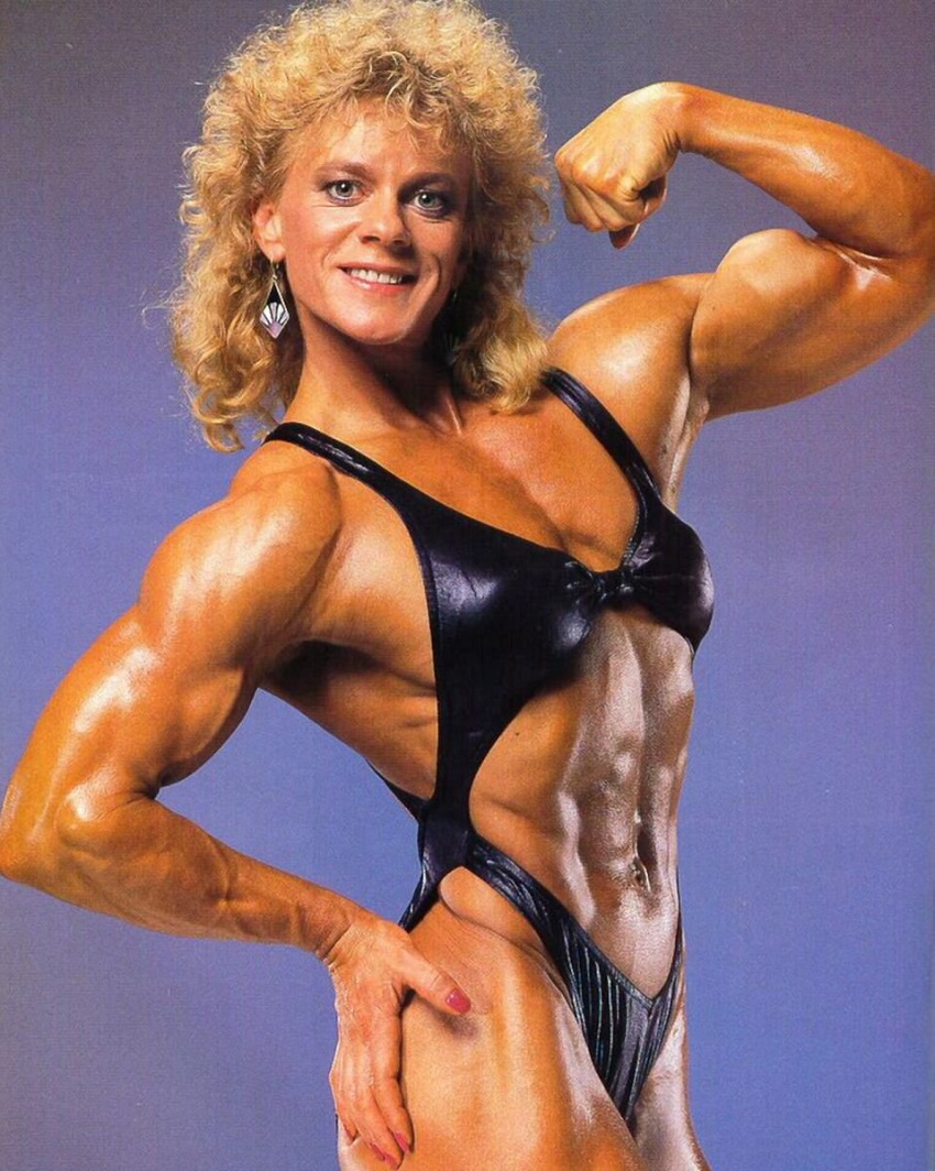 Ellen van Maris flexing her biceps for the photo