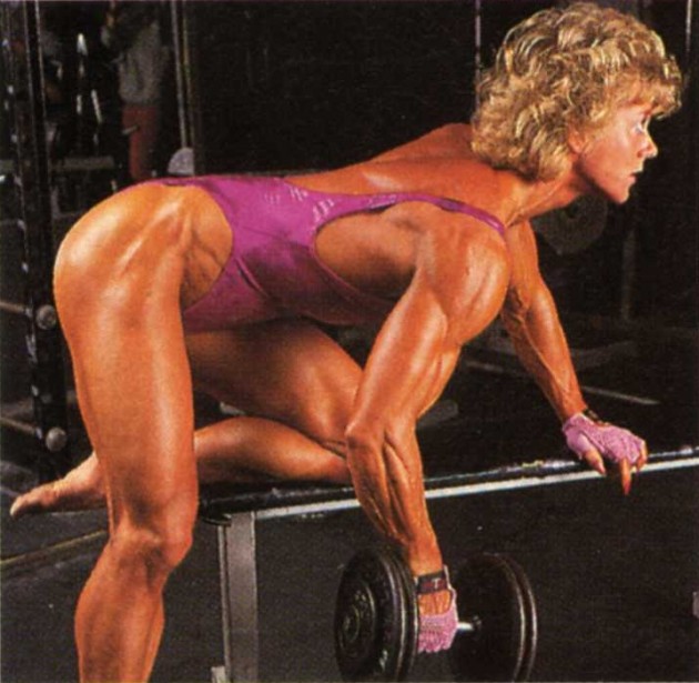 Ellen van Maris performing dumbbell rows