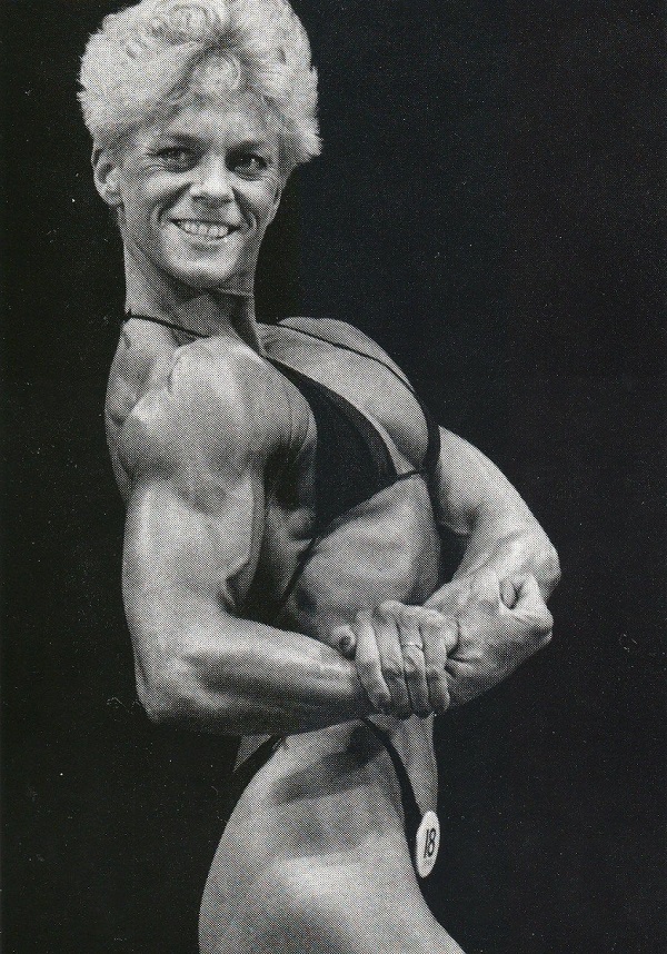 Ellen van Maris doing a side chest pose on the stage