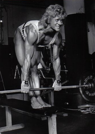 Ellen van Maris standing on a bench training with a barbell in a gym