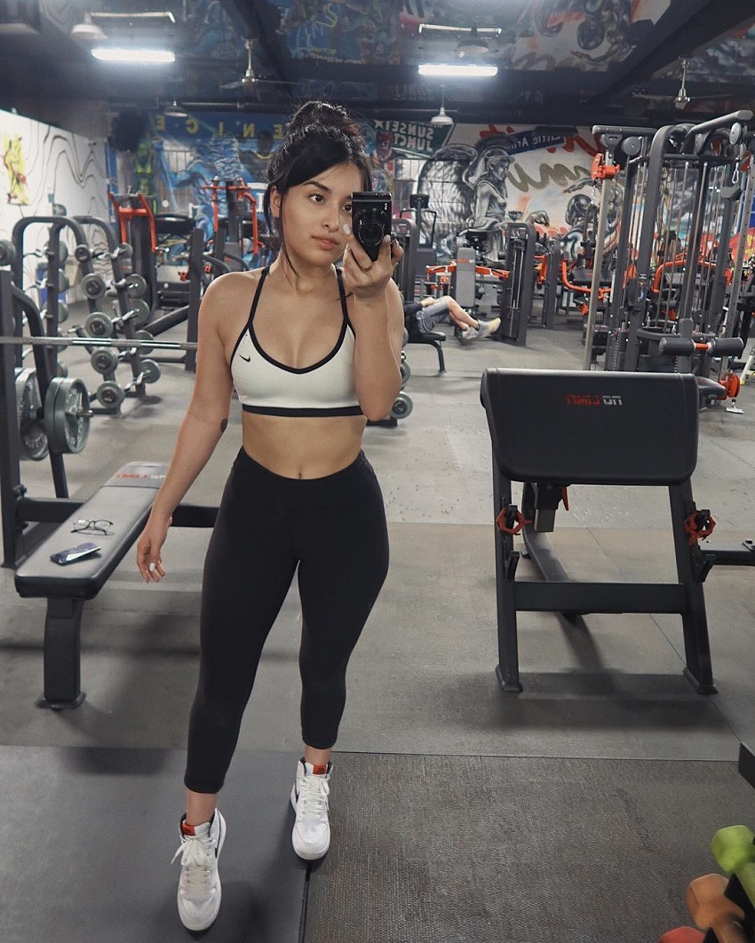 Jazmine Garcia taking a picture of herself in the gym mirror