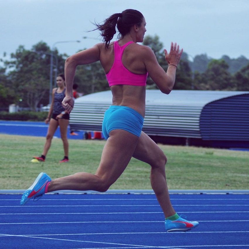 Michelle Jenneke running fast during a track race