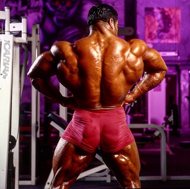 Shahriar Kamali spreading his huge lats