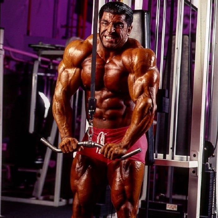 Shahriar Kamali doing heavy cable triceps pushwodnws