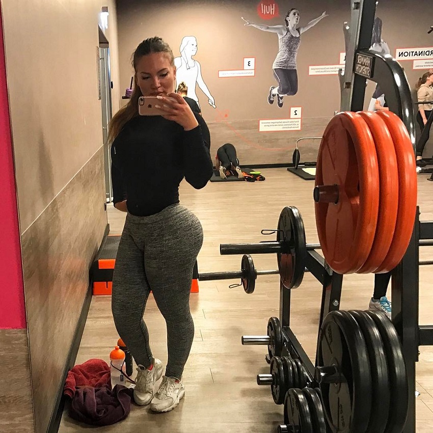 Gabriela Anova taking a selfie in the gym looking fit