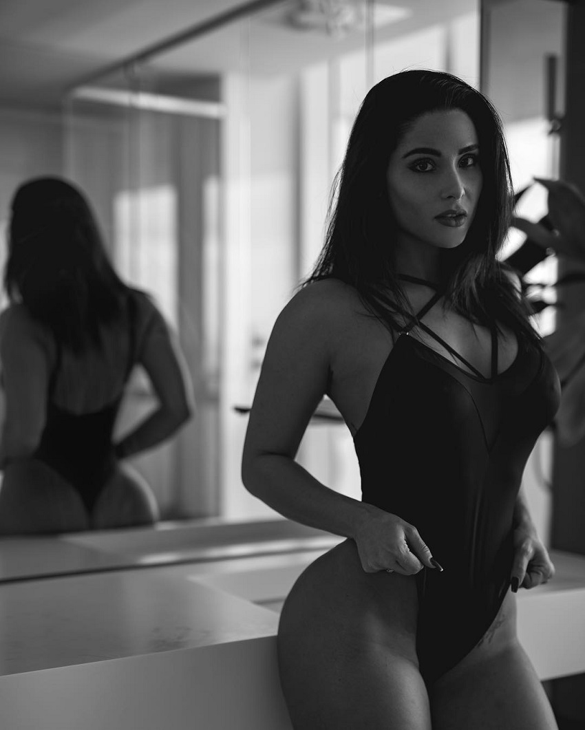 Olivia Delgado posing in front of a mirror