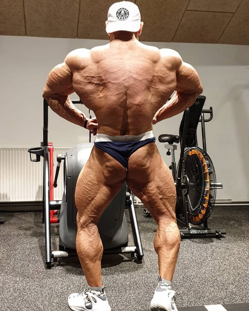 Ayat Bagheri spreading his lats out and wide, looking huge and vascular