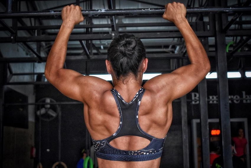 Yazmin Arroyo Loaiza doing pull ups her back looking ripped and aesthetic