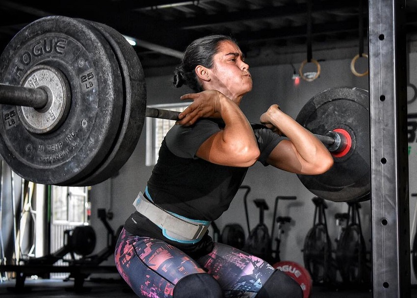 Yazmin Arroyo Loaiza doing heavy front squats