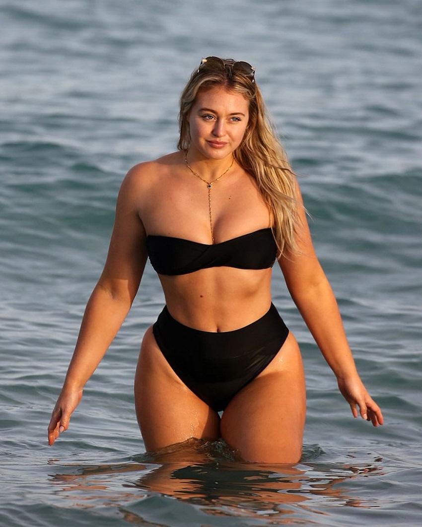 Iskra Lawrence posing for the photo while standing in the sea, looking fit and lean