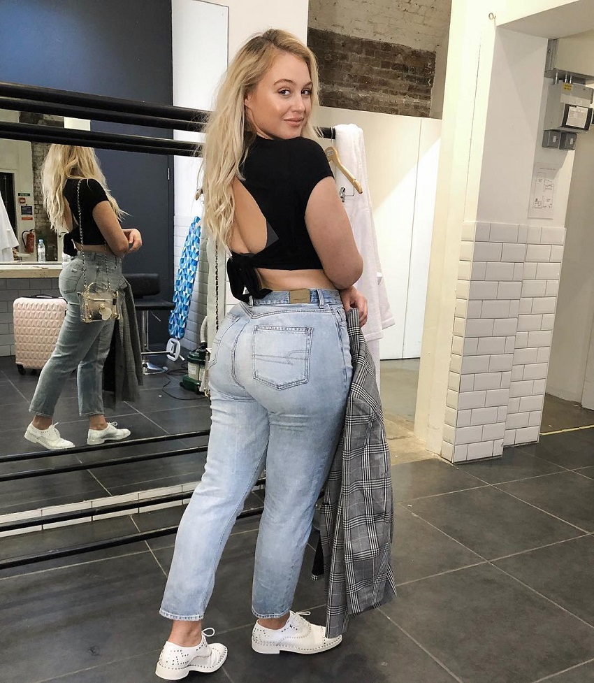 Iskra Lawrence posing by the mirror in jeans, looking curvy