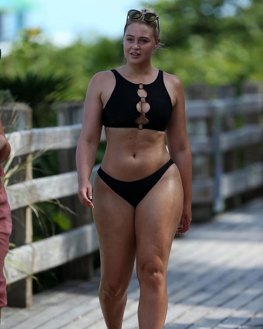 Iskra Lawrence walking down the wooden bridge, looking curvy