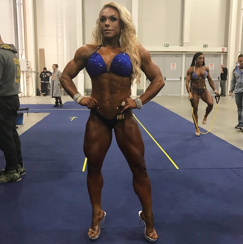 Minna Pajulahti posing backstage in her bikini, looking ripped and muscular