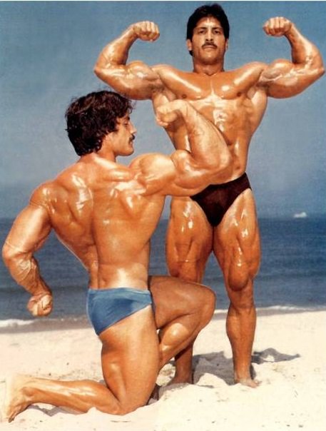 Ray Mentzer and Mike Mentzer flexing their muscles on the beach