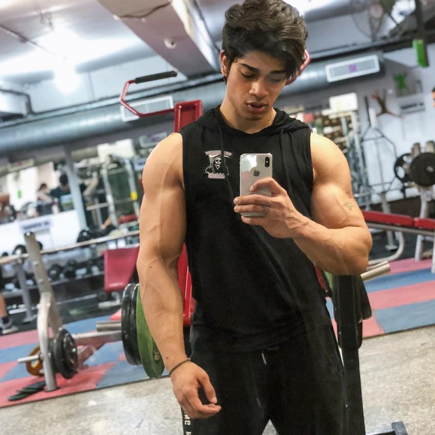 Vasu Mittal taking a selfie of his vascular arms in the mirror