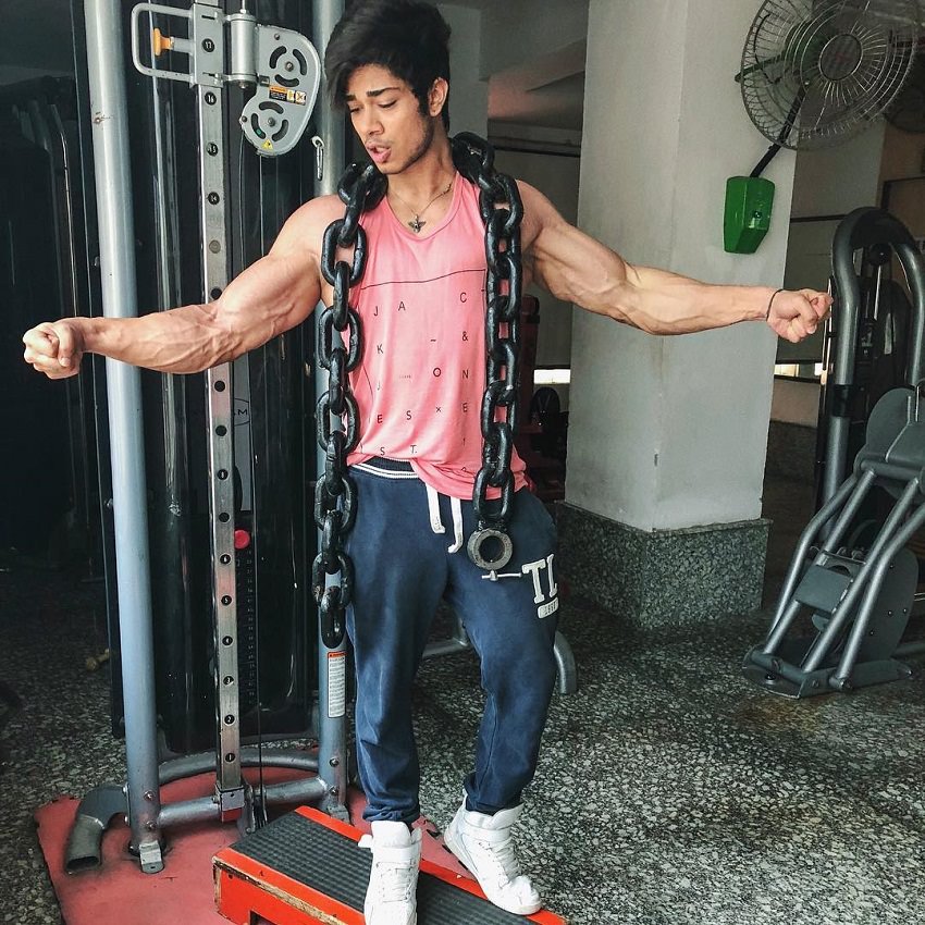 Vasu Mittal flexing with huge chains around his neck