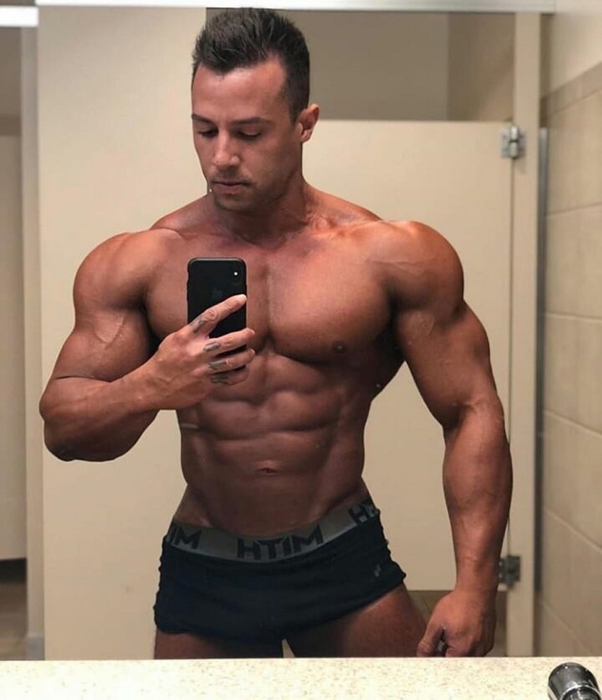 Diogo Montenegro taking a selfie of his ripped physique in the mirror