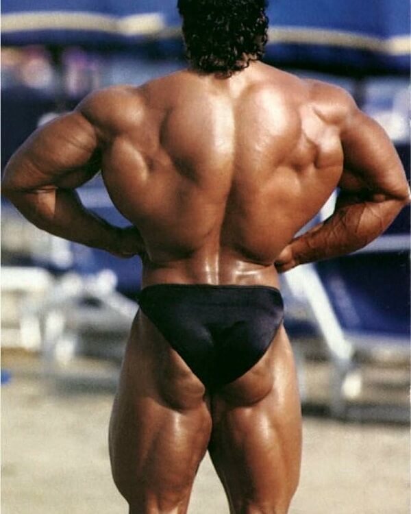 Mike Quinn spreading his huge lats