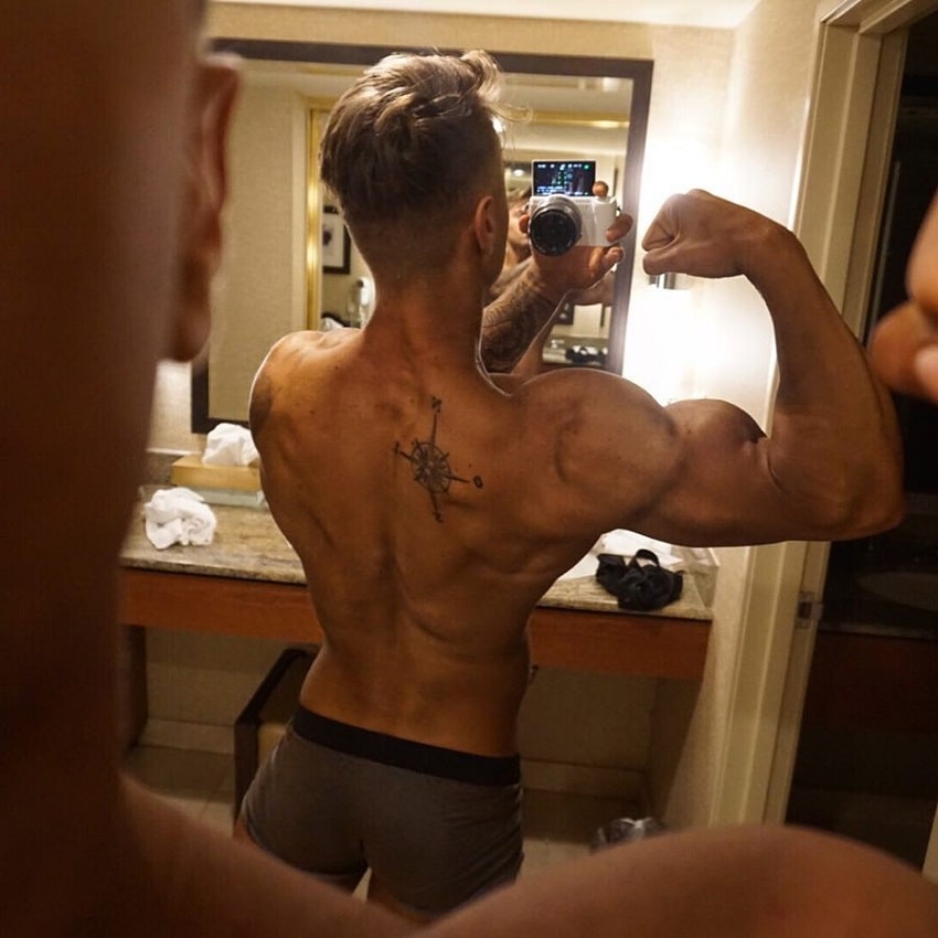 Andre Habowsky flexing his back and biceps in a selfie