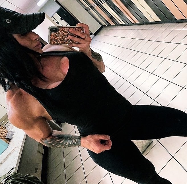 Azaria Glaim taking a selfie of her fit muscles in a bathroom