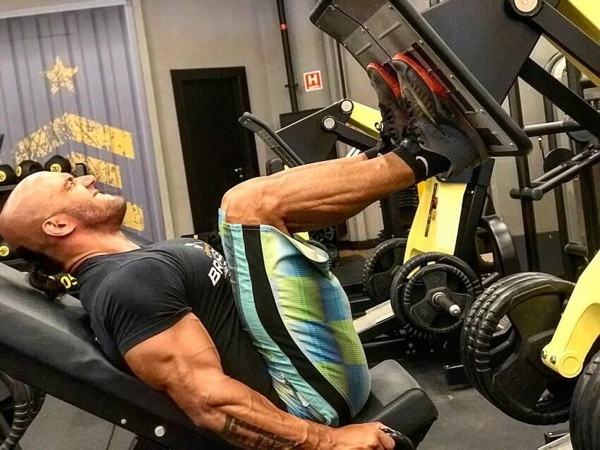 Danilo Franca doing leg press in the gym