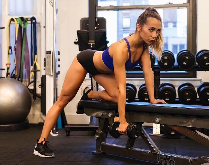 Diana Rinatovna doing dumbbell rows in the gym